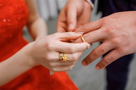 金戒指 戴法|求婚、訂婚、結婚戒指要戴哪隻手？三分鐘教你挑對戒。